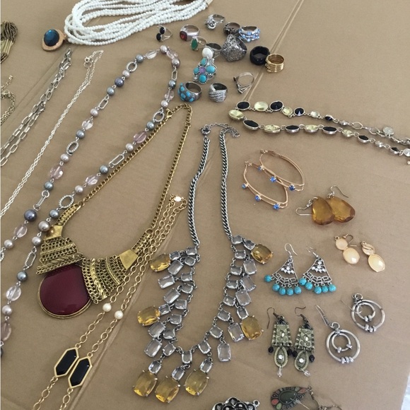 Large Lot of Women’s Fashion Jewelry (Pre-owned) - Picture 8 of 12